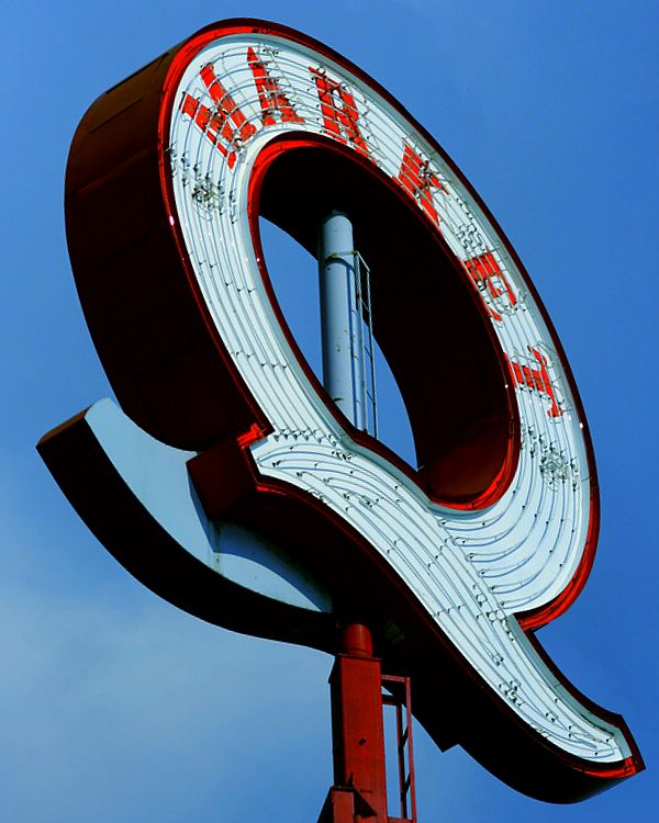 quay bay sign