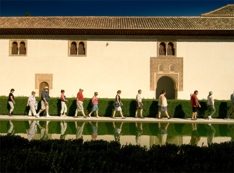 alhambra tourists